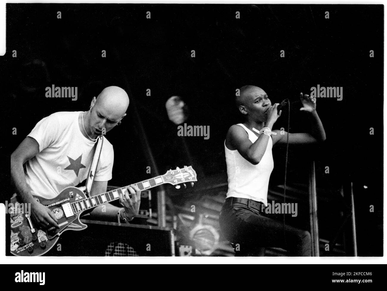 SKUNK ANANSIE, FIRST GLASTONBURY, 1995: Skin (Deborah Dyer) und Gitarrist Ace (Martin Ivor Kent) von Skunk Anansie auf der NME-Bühne beim Glastonbury Festival, Pilton, England, 24. Juni 1995. Dies war ihre erste Aufführung in Glastonbury. Foto: ROB WATKINS Stockfoto