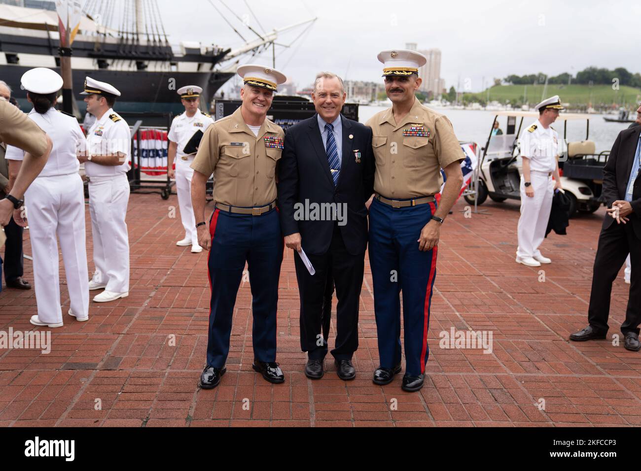 US Marine Corps Col. Phillip Ash, Kommandant des 1. Marine Corps District, posiert für ein Foto mit dem Executive Director der Maryland Port Authority William Doyle während der Eröffnungszeremonie der Maryland Fleet Week und Flyover Baltimore 2022, in Baltimore, September 6. Die Eröffnungszeremonie fand statt, um die Feierlichkeiten der Woche zu beginnen und die anwesenden Seestruppen zu würdigen. Stockfoto