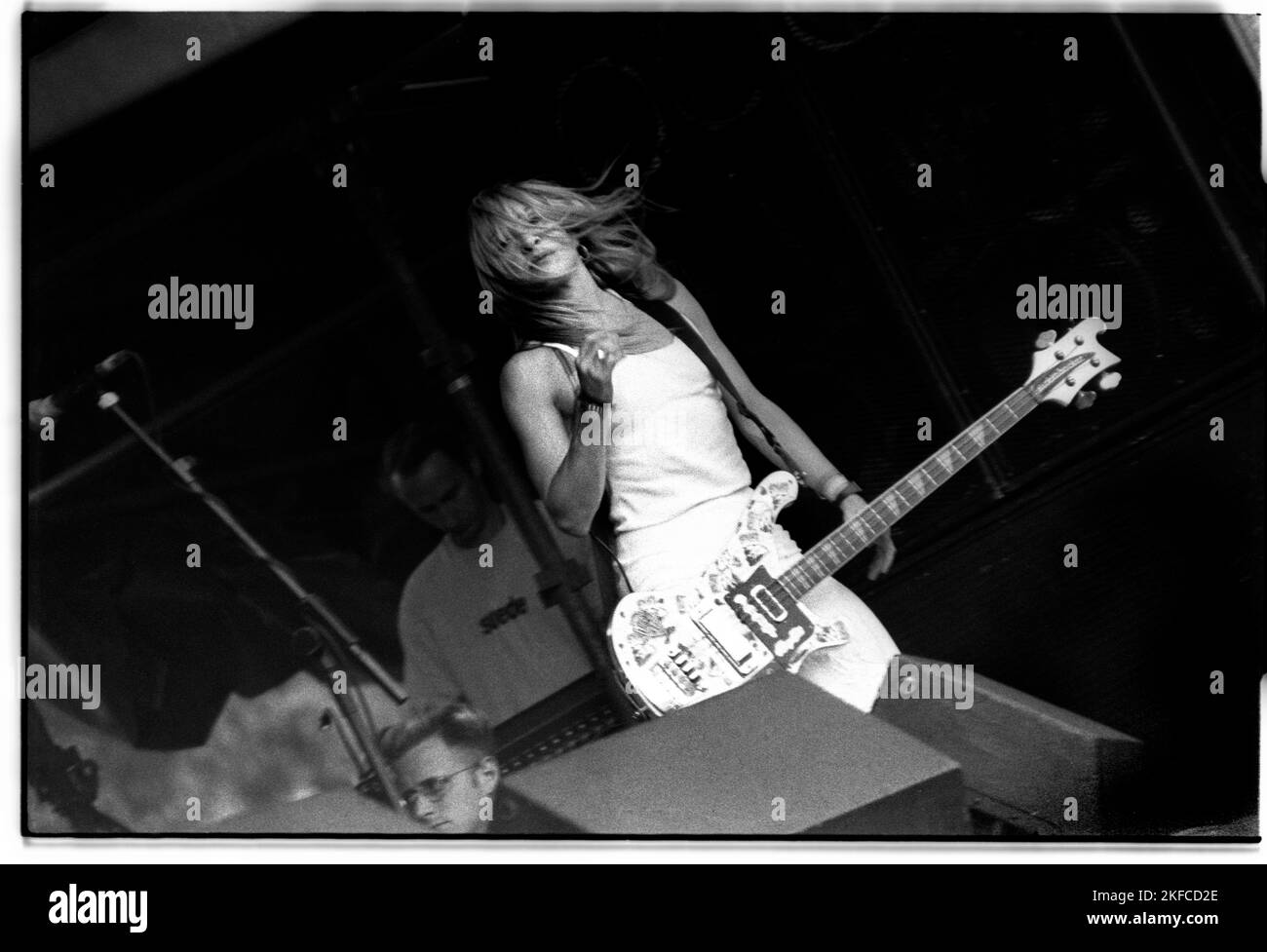 Bassist Gail Greenwood von Belly auf der NME-Bühne beim Glastonbury Festival, Pilton, England, Juni 26 1993. Foto: ROB WATKINS Stockfoto