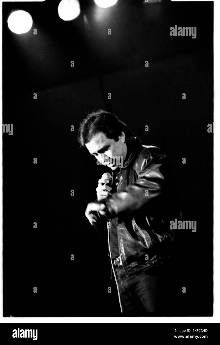 BILL HICKS, LIVE-STANDUP, UK, 1992: Stand-up-Comedy-Legende Bill Hicks (1961–94) auf seiner unnachgiebigen UK-Tour, die live vor einem ausverkauften Publikum in der Great Hall, Cardiff University, Wales, UK, 17. November 1992 auftrat. Foto: ROB WATKINS. INFO: Bill Hicks, ein komödiantisches Genie der 80er und 90er Jahre, stellte gesellschaftliche Normen mit seinem scharfen Witz und seinen scharfen sozialen Kommentaren heraus. Seine furchtlosen Stand-up-Routinen befassten sich mit Politik, Religion und Existentialismus und ließen das Publikum lachen und die Komplexität der menschlichen Erfahrung betrachten. Stockfoto