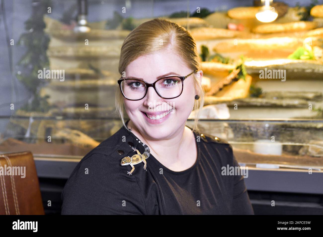 Frau mit Leopardengecko Stockfoto