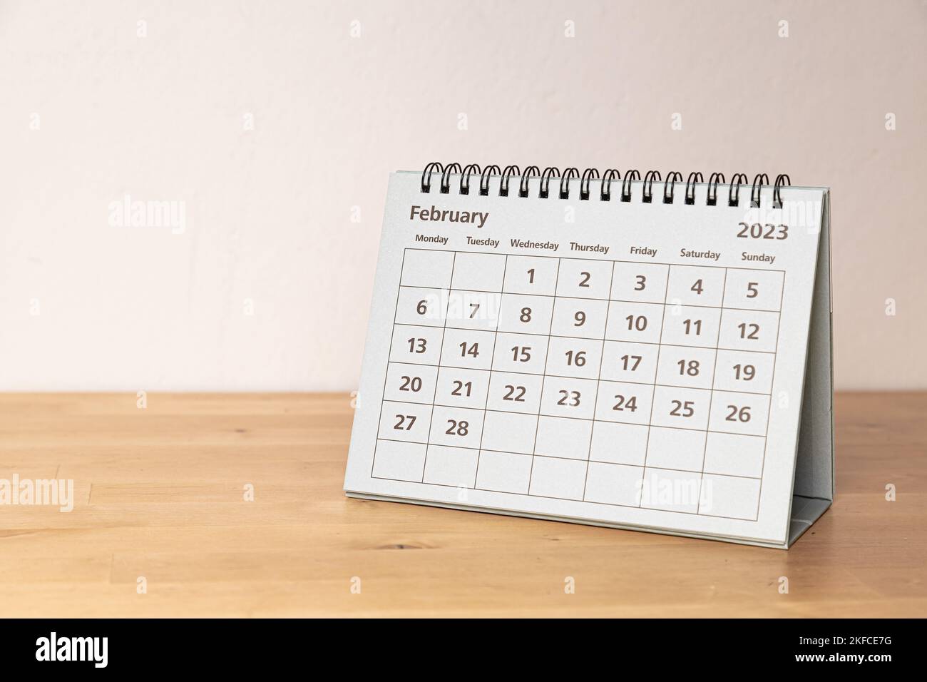 Februar 2023 Papierkalender auf dem Holztisch - Monatsblatt Stockfoto