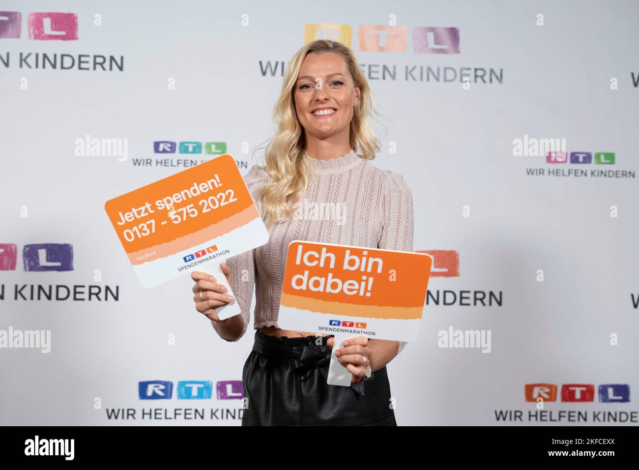 Hurth, Deutschland. 17.. November 2022. Miriam HOELLER, Moderatorin, Stunt Woman, 27. RTL Spendenmarathon 'Wir helfen Kindern', Fernsehen, 17.-18. November 2022. Kredit: dpa/Alamy Live Nachrichten Stockfoto