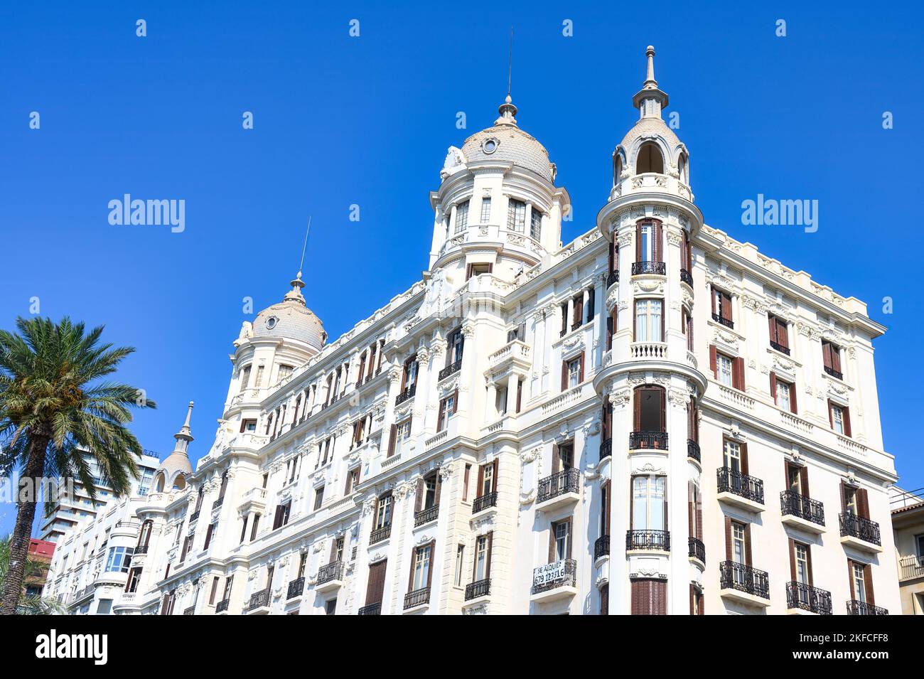 Alicante, Spanien - 25. September 2022: Außenfassade der 'Casa Carbonell', die ein berühmter Ort und Hauptattraktion der Stadt ist Stockfoto