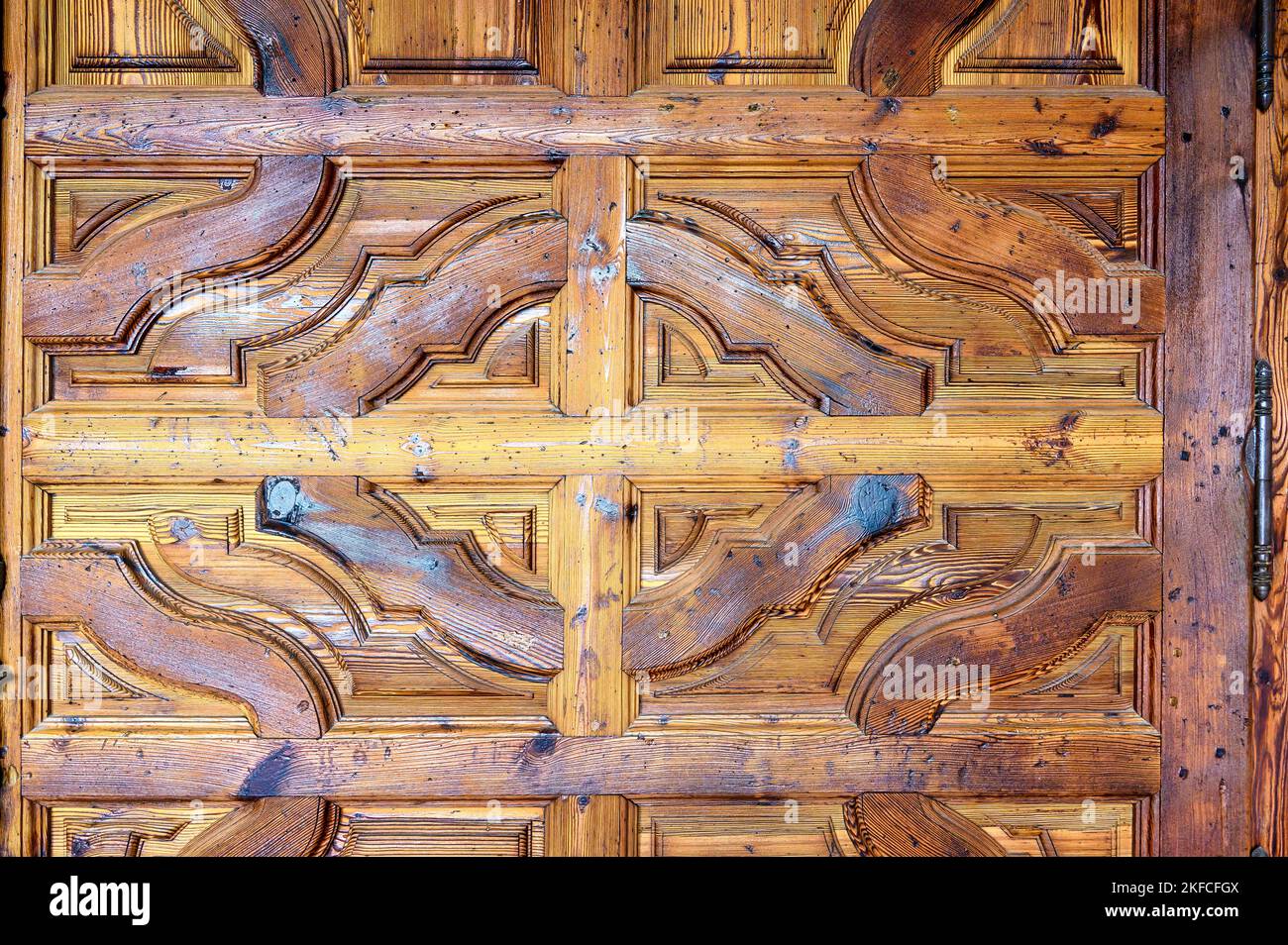 Eingangstür aus Holz im mittelalterlichen Stil, Alicante, Spanien Stockfoto