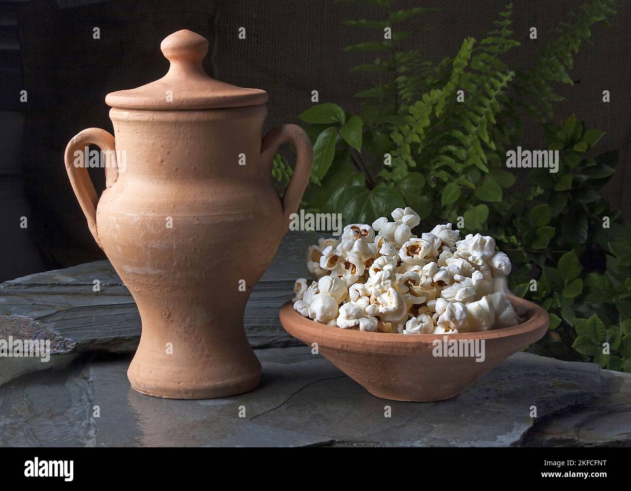 Unter mehreren Ritualen in der afro/brasilianischen Umbanda-Religion wird Popcornbad in Opfergaben an die orixá (eine Gottheit in der afrikanischen Mythologie) verwendet. Stockfoto