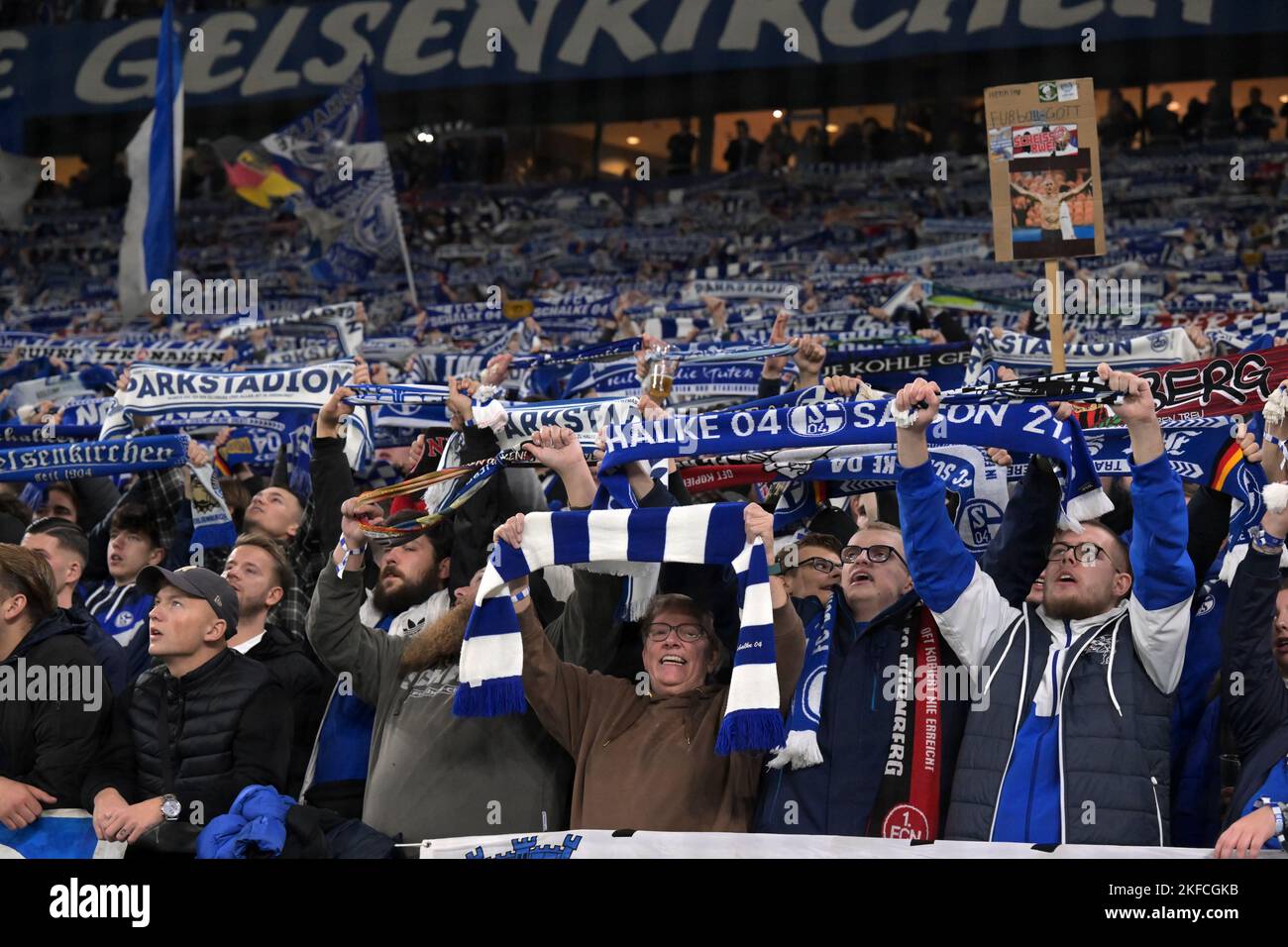 GELSENKIRCHEN - Schalke 04 Fans beim Bundesliga-Spiel zwischen FC Schalke 04 und FC Bayern MŸnchen in der Veltins-Arena am 12. November 2022 in Gelsenkirchen, Deutschland. AP | Niederländische Höhe | GERRIT VON KÖLN Stockfoto