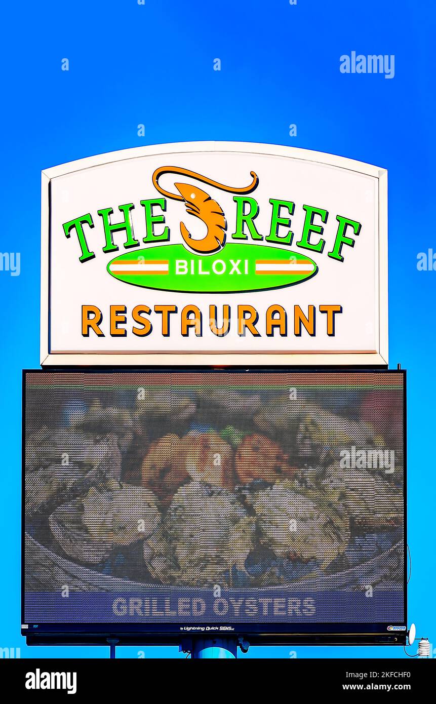 Ein Schild für das Fischrestaurant Reef wirbt mit gegrillten Austern am 13. November 2022 in Biloxi, Mississippi. Stockfoto