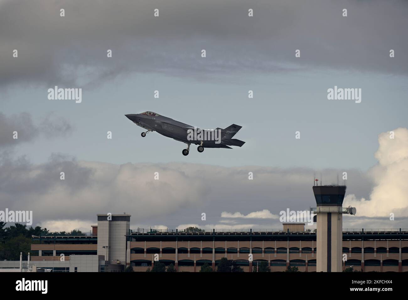 1. LT. Kelsey Flannery, ein F-35A Lightning II Pilot, der dem 134.-Jagdgeschwader des 158.-Jagdflügels der Vermont Air National Guard zugewiesen wurde, nimmt am 7. September 2022 eine Trainingsmission vom South Burlington Air National Guard Base, Vermont, in Anspruch. Flannery, die erste weibliche F-35-Pilotin der Air National Guard, machte ihren ersten Flug mit der 158., nachdem sie von drei Jahren Flugtraining zurückgekehrt war. Stockfoto