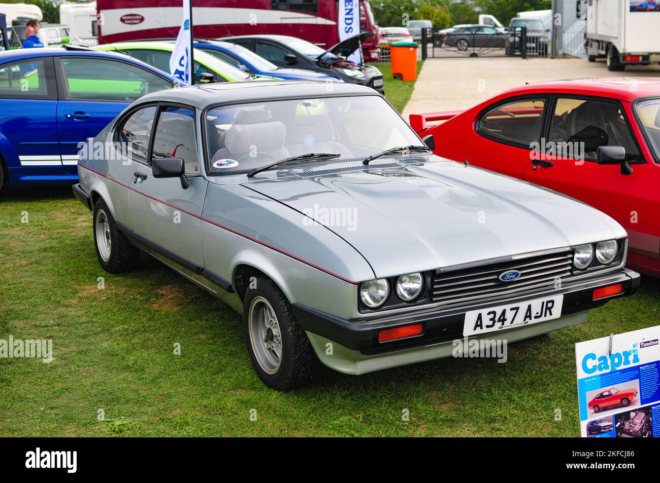Graue Ford Capri Motorwagen auf einer Automesse in Northampton, Großbritannien Stockfoto