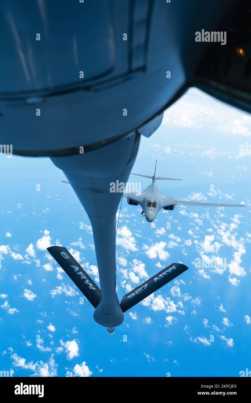 Ein Flugzeug der B-1B Lancer, das dem Bombenflügel 7., dem Luftwaffenstützpunkt Dyess, Texas, zugewiesen wurde, nähert sich einem Stratotanker-Flugzeug der Serie KC-135, das dem Lufttankungsflügel 927., MacDill AFB, Florida, zugewiesen wurde, um Treibstoff über das Karibische Meer zu erhalten, 7. September 2022. Die Luftoperationen zwischen 12. Air Force und Air Mobility Command waren Teil eines Partnerinteroperability Trainings mit Panama und Ecuador, um Kapazitäten zu erhöhen, die Fähigkeit zu verbessern, auf illegale Fangpraktiken zu reagieren und das gemeinsame Interesse an der regionalen Sicherheit aufrechtzuerhalten. Multilaterale Engagements wie dieses gewährleisten eine maximale Ressourceneffizienz Stockfoto