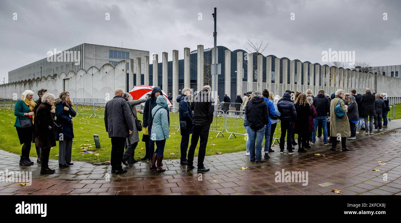 Am 17. November 2022 treffen Verwandte im Justizkomplex Schiphol in Badhoevedorp, Niederlande, ein, bevor sie im umfassenden Strafverfahren über den Abschuss von Flug MH17 urteilen. Vier Männer werden wegen der Beteiligung an der Katastrophe, bei der alle Insassen getötet wurden, angeklagt. ANP SEM VAN DER WAL niederlande Out - belgien Out Stockfoto