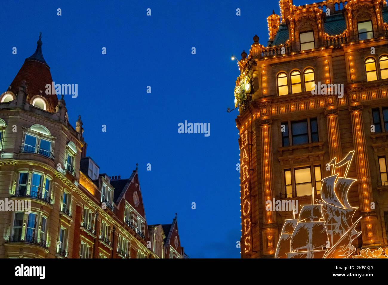 Weihnachten 2022 Lichter an der Vorderseite des Harrods-Stores Knightsbridge London Stockfoto