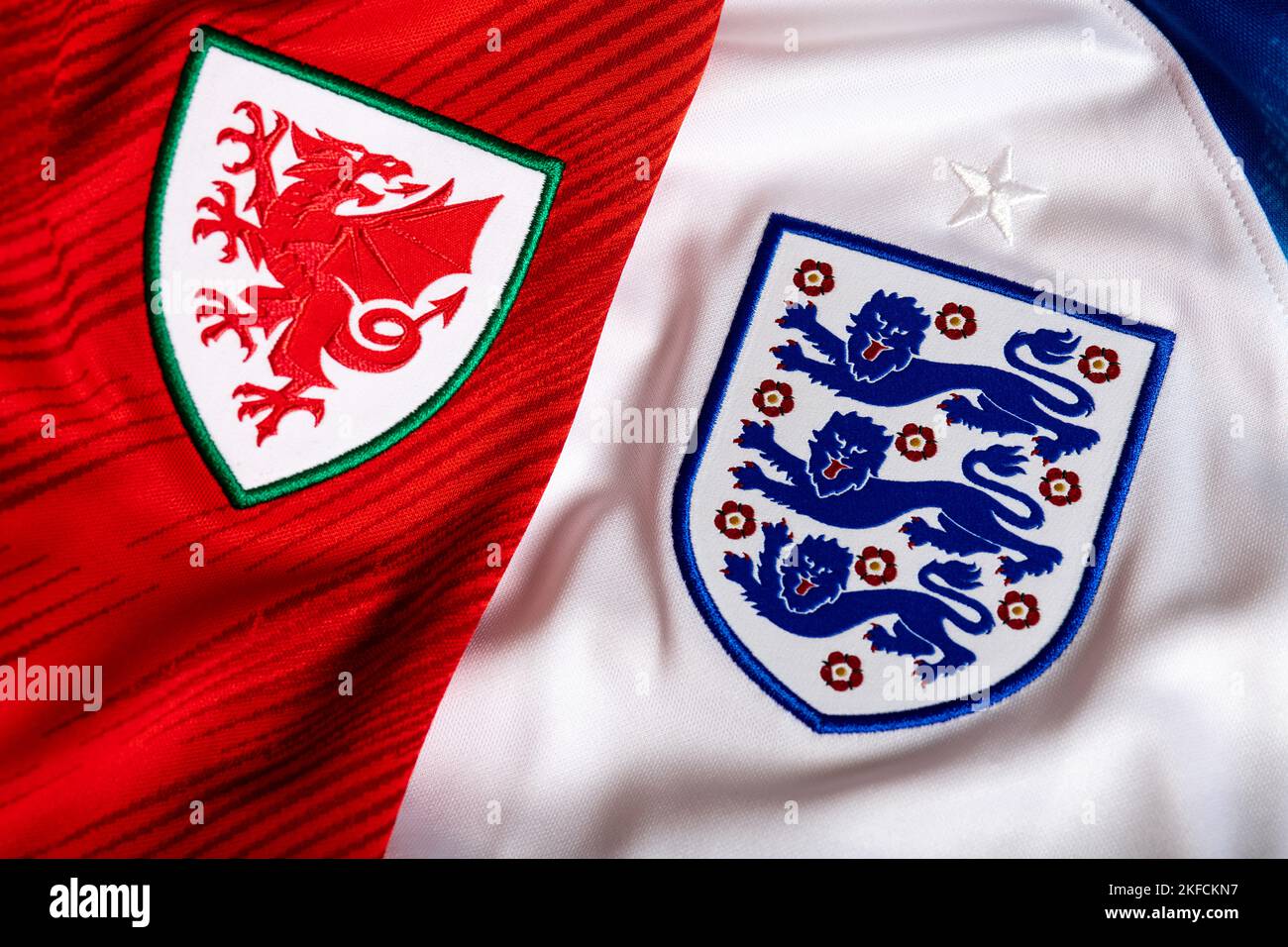 Nahaufnahme von Wales und England Jersey. FIFA Fußball-Weltmeisterschaft 2022 in Katar. Stockfoto