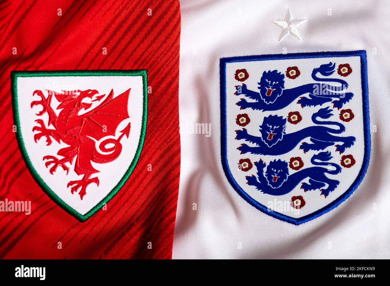 Nahaufnahme von Wales und England Jersey. FIFA Fußball-Weltmeisterschaft 2022 in Katar. Stockfoto