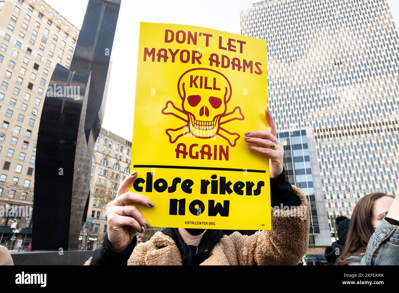 New York, Usa. 17.. November 2022. Eine Person hält ein Plakat mit der Aufschrift „Lass Bürgermeister Adams nicht wieder töten, schließe Rikers jetzt“ während einer Kundgebung auf dem Foley Square, um den Rikers Island Gaol Complex in New York City zu schließen. Kredit: SOPA Images Limited/Alamy Live Nachrichten Stockfoto