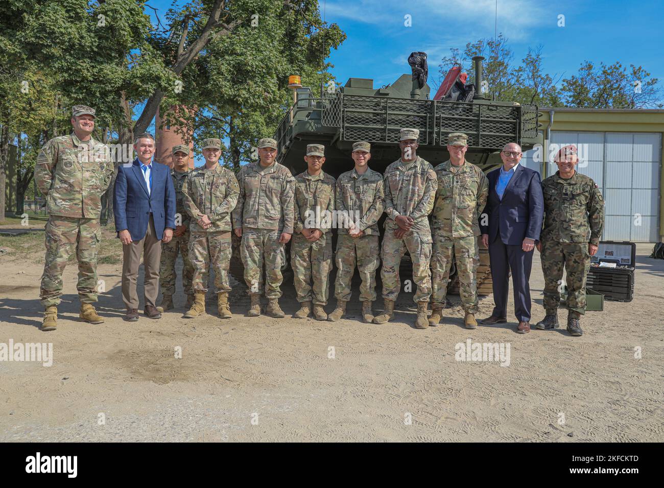 Der stellvertretende Sekretär der Armee für Erwerb, Logistik und Technologie, Douglas R. Bush, posiert für ein Gruppenfoto mit Soldaten des Bataillons 1., des Panzerregiments 68., des Kampfteams der 3. Panzerbrigade, der Infanterie-Division 4., Und der polnische Generalmajor der Landstreitkräfte, General Adam Joks, stellvertretender Generalkommandant für Interoperabilität des V-Korps, während einer Tour durch die Abrams Tank Training Academy in Biedrusko, Polen, am 7. September 2022. Die Abrams Tank Training Academy wurde gegründet, um polnische Panzerbesetzung über Operationen, Taktik und Wartung der M1 Abrams-Panzer zu unterrichten, wodurch die USA und Polen näher an AS heranzukommen Stockfoto