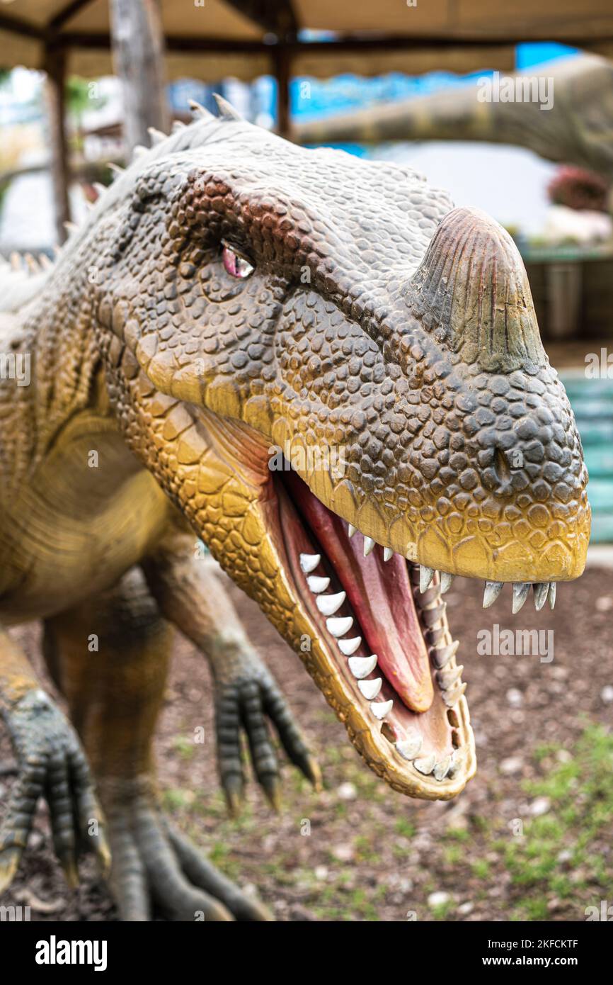 Gummistatue eines wilden Raubtier-Dinosauriers. Stockfoto