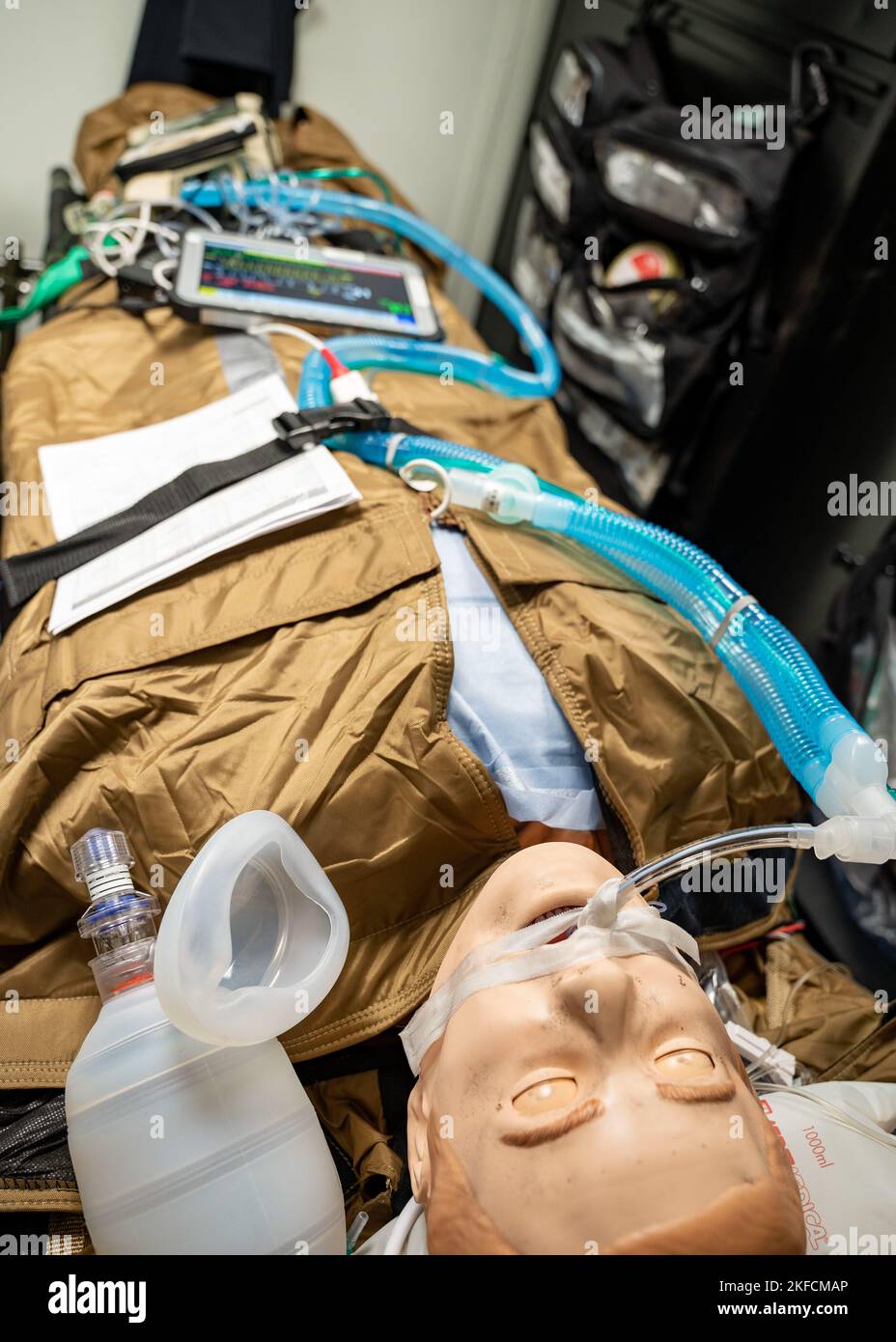 NORFOLK (Sept 7, 2022) die Chirurgen des Expeditionary Resuscitative Surgical System (ERSS) und des Krankenhauspitals, die dem Naval Medical Center Portsmouth zugewiesen wurden, führen während eines realistischen Test-of-Concept an Bord des Docks der Whidbey Island-Klasse, USS Tortuga (LSD-46), 7. September 2022, Notfalloperationen und erweiterte Traumaversorgung an Schaufensterpuppen durch. ERSS wurde entwickelt, um fortgeschrittene medizinische Fähigkeiten an der nächsten Verletzungsstelle zu bieten, entweder auf dem Wasser, unter Wasser oder an Land während der Kampf- oder Notfalleinsätze in einer verteilten Meeresumwelt. Stockfoto