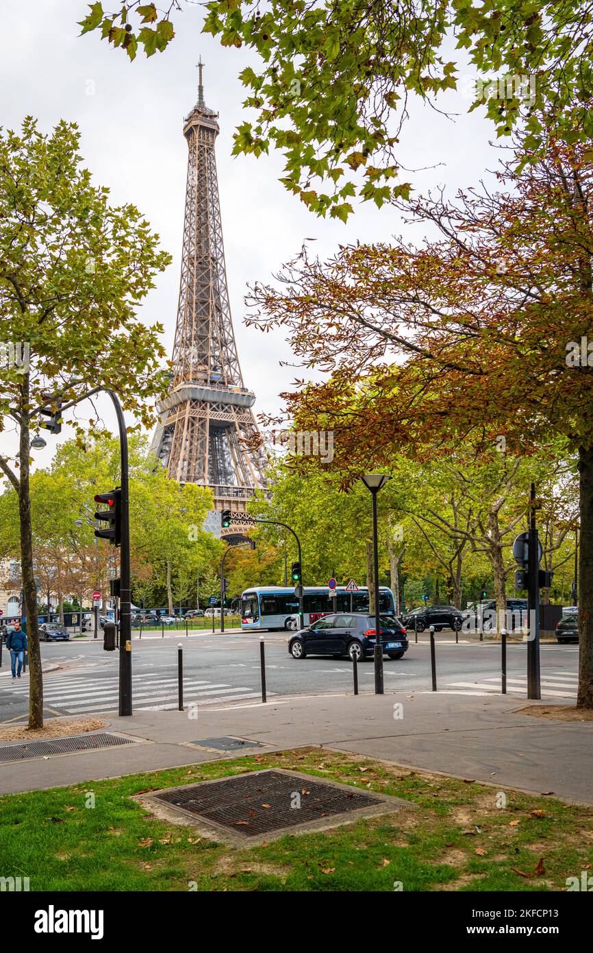 Der Eiffelturm von der Avenue Joseph Bouvard, Paris, Frankreich Stockfoto