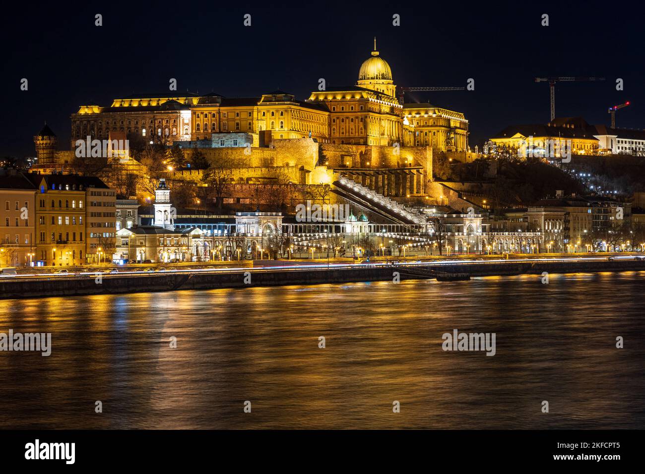 Nachtansicht der beleuchteten Budaer Burg und Donauufer. Budapest, Ungarn, Osteuropa. Stockfoto