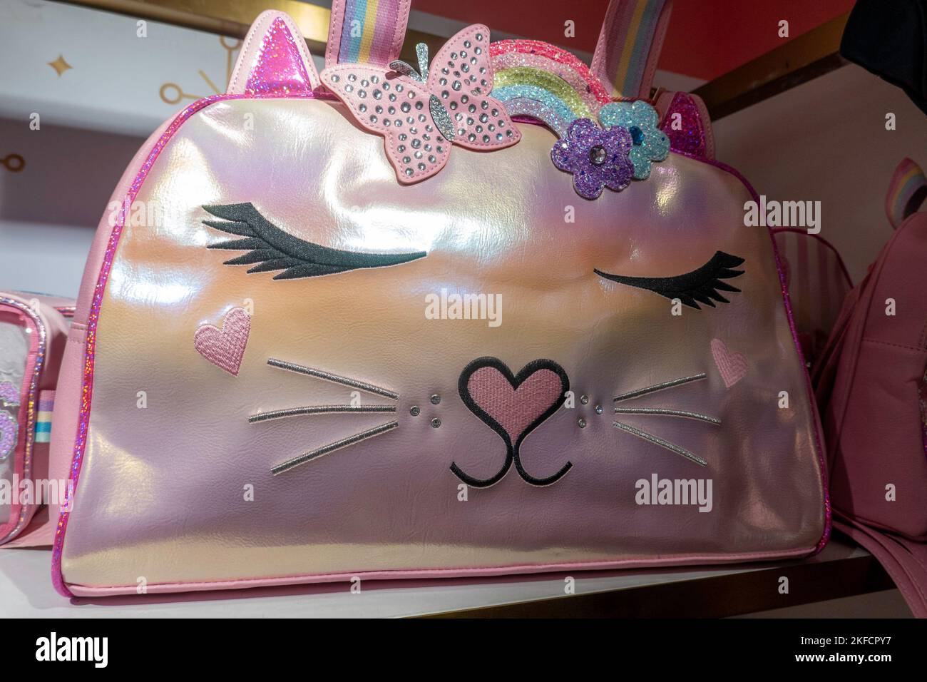 FAO Schwarz ist ein berühmter Spielzeugladen im 30 Rockefeller Center, New York City, USA 2022 Stockfoto