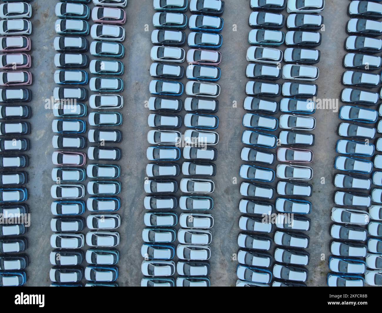 NANNING, CHINA - 16. NOVEMBER 2022 - Luftfoto vom 16. November 2022 zeigt Autos zum Verkauf und verschiedene neue Energiefahrzeuge auf einem Parkplatz in Nannin Stockfoto