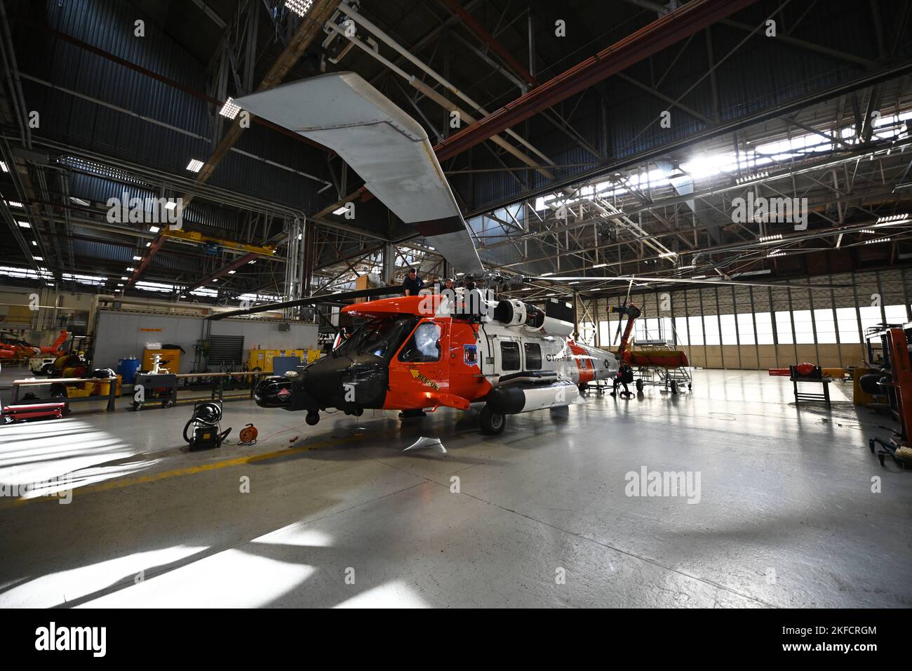 Eine Küstenwache-Luftwaffencrew Kodiak schließt die Wartung eines MH-60 Jayhawk-Hubschraubers in Kodiak, Alaska, am 7. September 2022 ab. Die Luftbesatzungen sammeln sich unzählige Stunden an, um die routinemäßigen Wartungsarbeiten an den Flugzeugen der Küstenwache durchzuführen, um die volle Einsatzbereitschaft und -Fähigkeiten zu gewährleisten. Foto der US-Küstenwache von Petty Officer 3. Klasse Ian Gray. Stockfoto