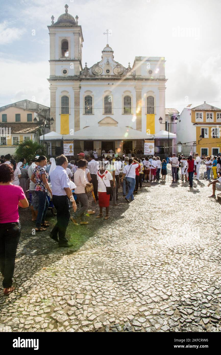Salvador, Bahia, Brasilien - 26. Mai 2016: In der Stadt Sal stehen Menschen vor der Kirche und warten auf die Feier des Corpus Christ Tages Stockfoto