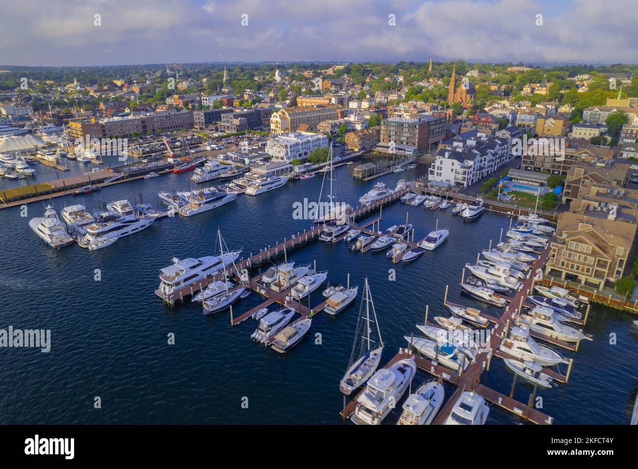 Eine Luftaufnahme des Newport Harbour in Rhode Island mit Duckbooten und einer Landschaft Stockfoto