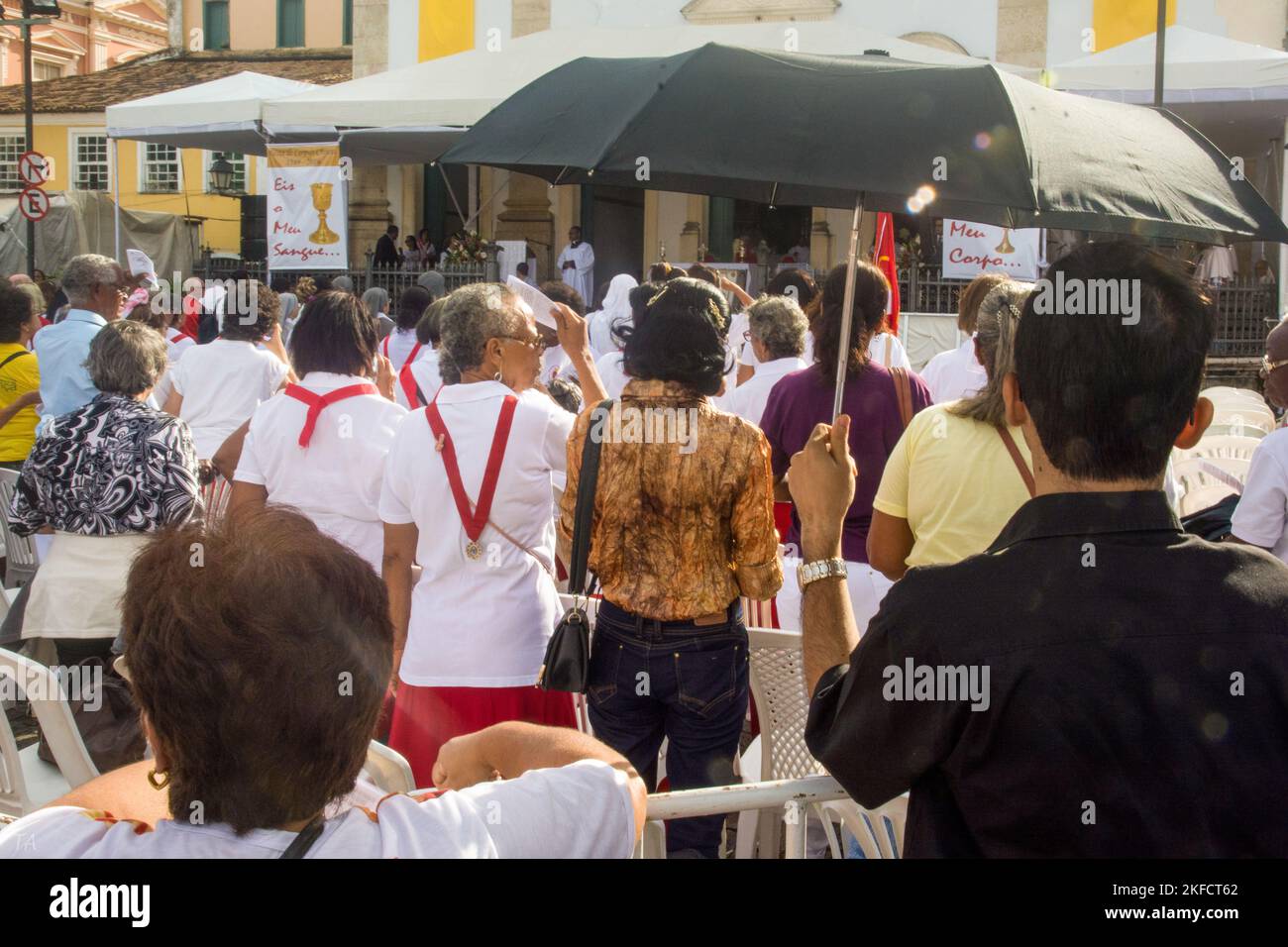 Salvador, Bahia, Brasilien - 26. Mai 2016: In der Stadt Sal stehen Menschen vor der Kirche und warten auf die Feier des Corpus Christ Tages Stockfoto