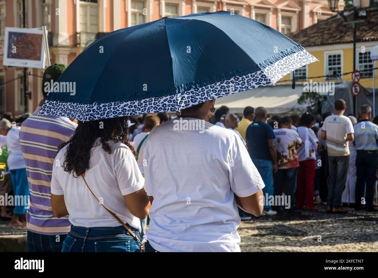 Salvador, Bahia, Brasilien - 26. Mai 2016: Katholische Gläubige mit Regenschirmen warten in der Stadt Salv auf die Zeremonie des Corpus Christ Day Stockfoto