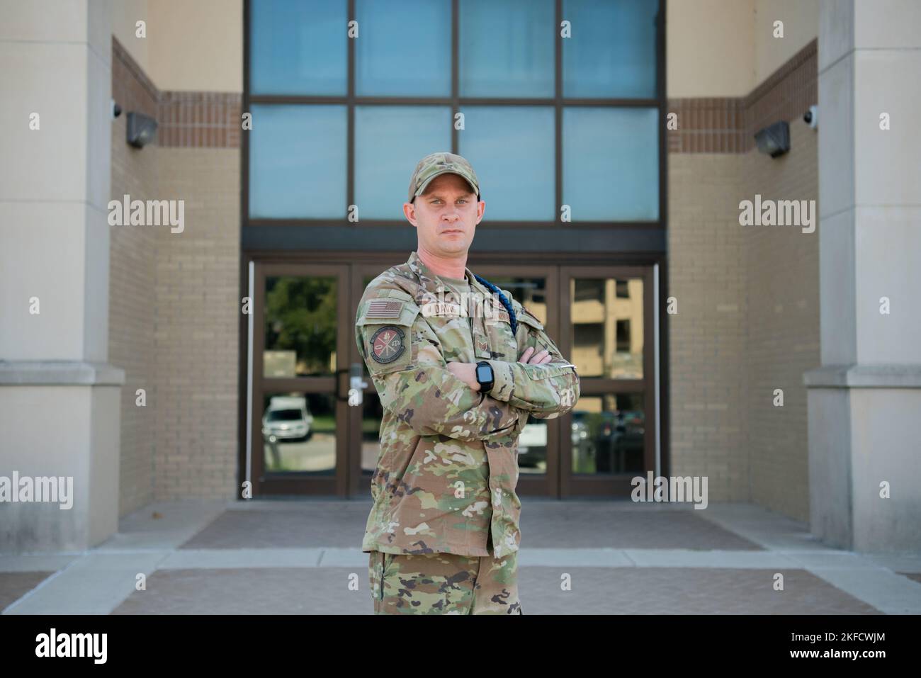 Personal Sgt. Justin Davis, ein militärischer Ausbildungsleiter mit dem Trainingsgeschwader 343., hat eine webbasierte App entwickelt, die während der Verarbeitung von Studenten jede Woche mehrere Stunden spart und der Luftwaffe über $15.000 vor dem Druck von 400.000 Papierstücken pro Jahr bewahrt hat. Die Vorbereitung, der Druck, das Scannen und das Hochladen von Dokumenten in Bearbeitung dauerte etwa acht Stunden pro Woche, wenn man bedenkt, dass jeder Student 13 Dokumente ausfüllt. Jetzt kann das Geschwader 80 bis 100 Studenten wöchentlich in weniger als 5 Minuten bearbeiten. Stockfoto