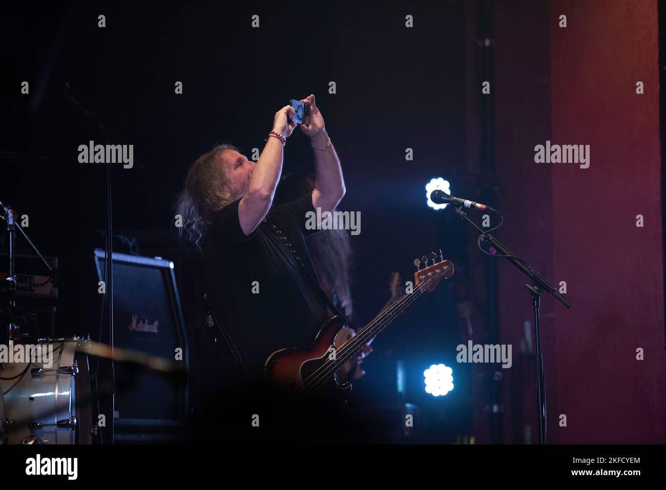 Die amerikanische Trash-Metal-Band Sacred Reich tritt als Nebenband für Sepultura live im Astra Kulturhaus in Berlin auf Stockfoto