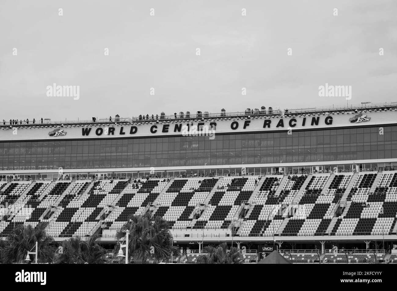 Eine Graustufenaufnahme der Stadiontribüne der Rennstrecke von Dayona während der IMSA Endurance. Stockfoto