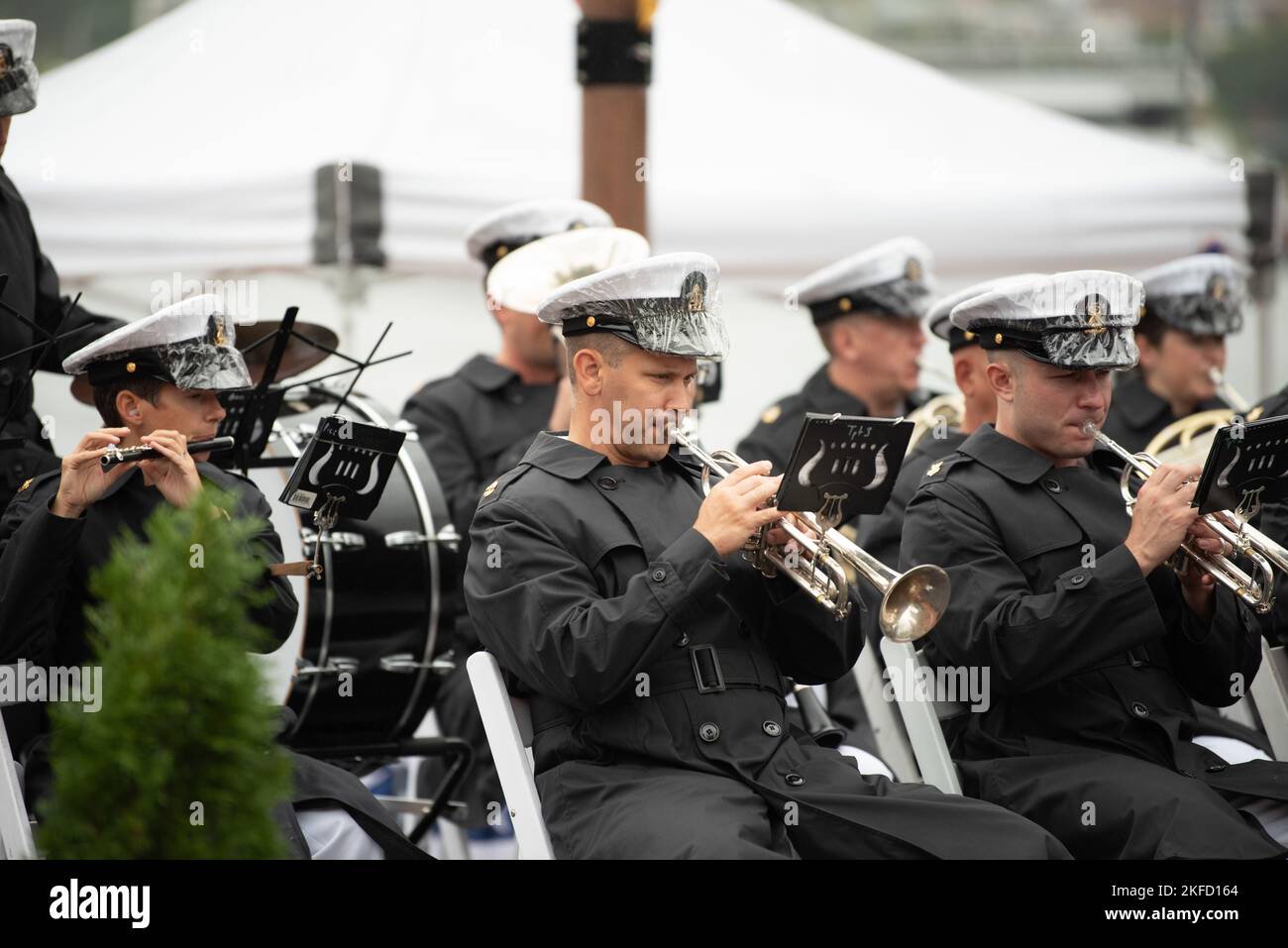 220907-N-PN850-1003 BALTIMORE (SEPT. 07, 2022) die U.S. Navy Band tritt bei der Eröffnungszeremonie der Maryland Fleet Week auf. Stockfoto