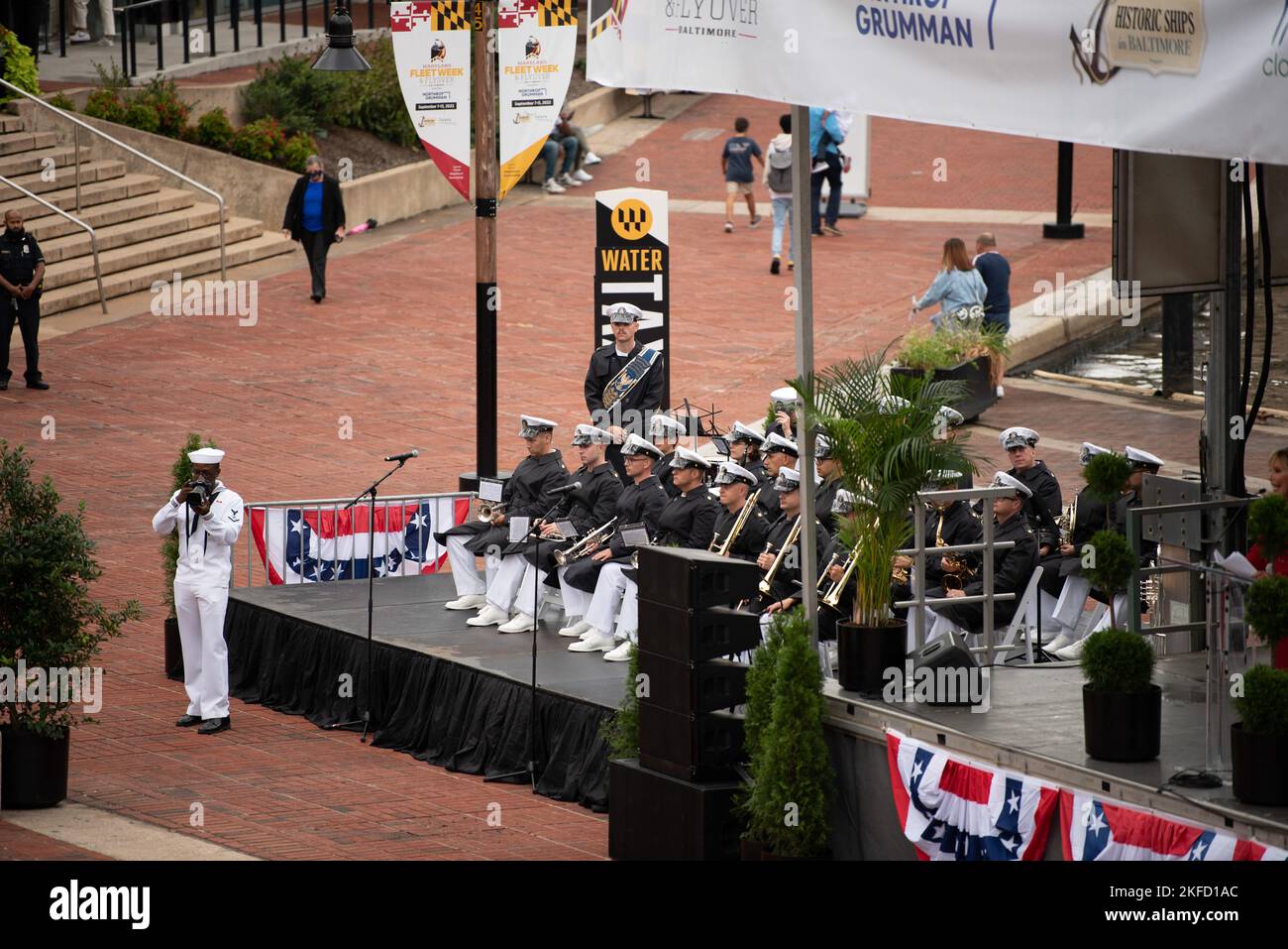 220907-N-PN850-1022 BALTIMORE (SEPT. 07, 2022) die U.S. Navy Band tritt bei der Eröffnungszeremonie der Maryland Fleet Week auf. Stockfoto