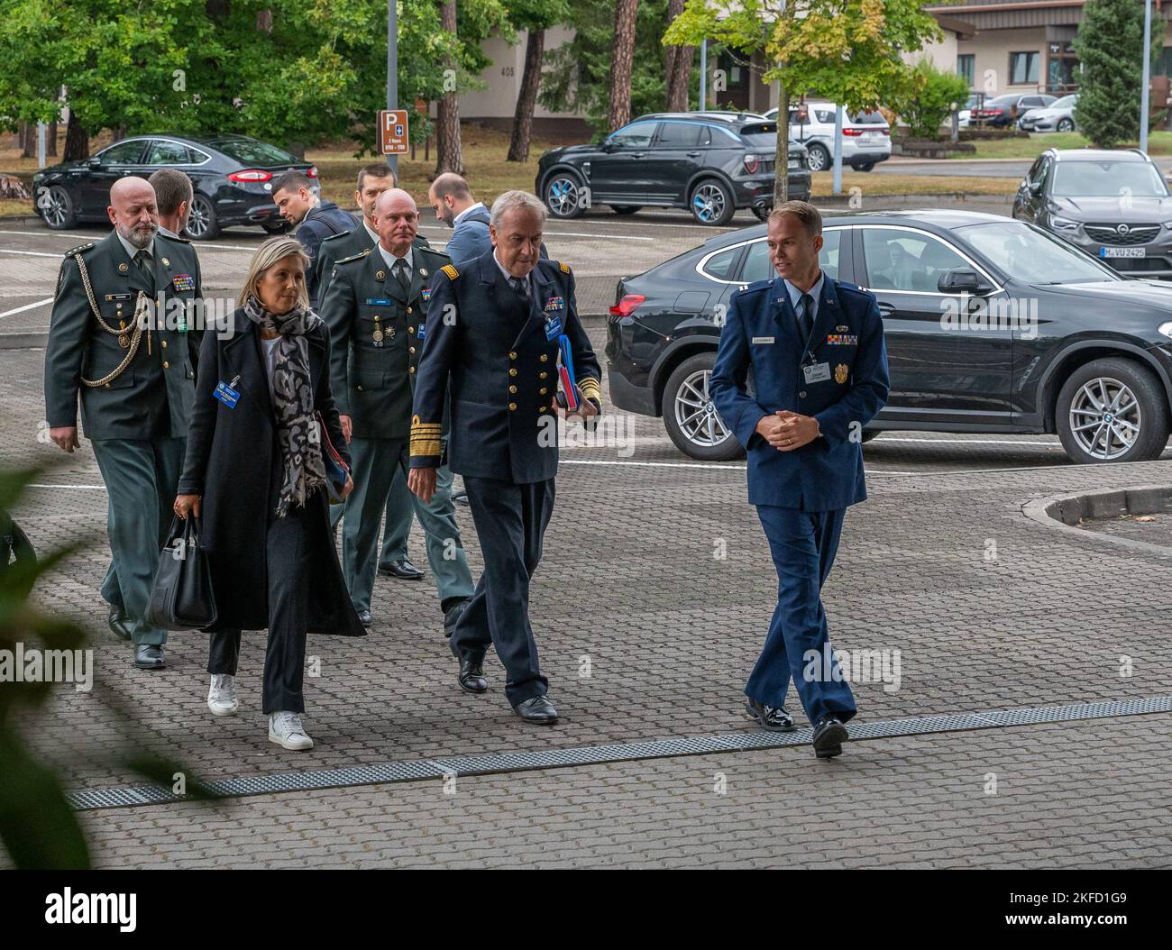 Die Delegierten treffen am 9. September 2022 bei der Ukraine Defence Contact Group auf dem Luftwaffenstützpunkt Ramstein, Deutschland, ein. Verteidigungsminister und Führer aus 50 Ländern nahmen persönlich und virtuell an dem Treffen Teil, um die Unterstützung der NATO-Alliierten und Partner zu diskutieren. Stockfoto