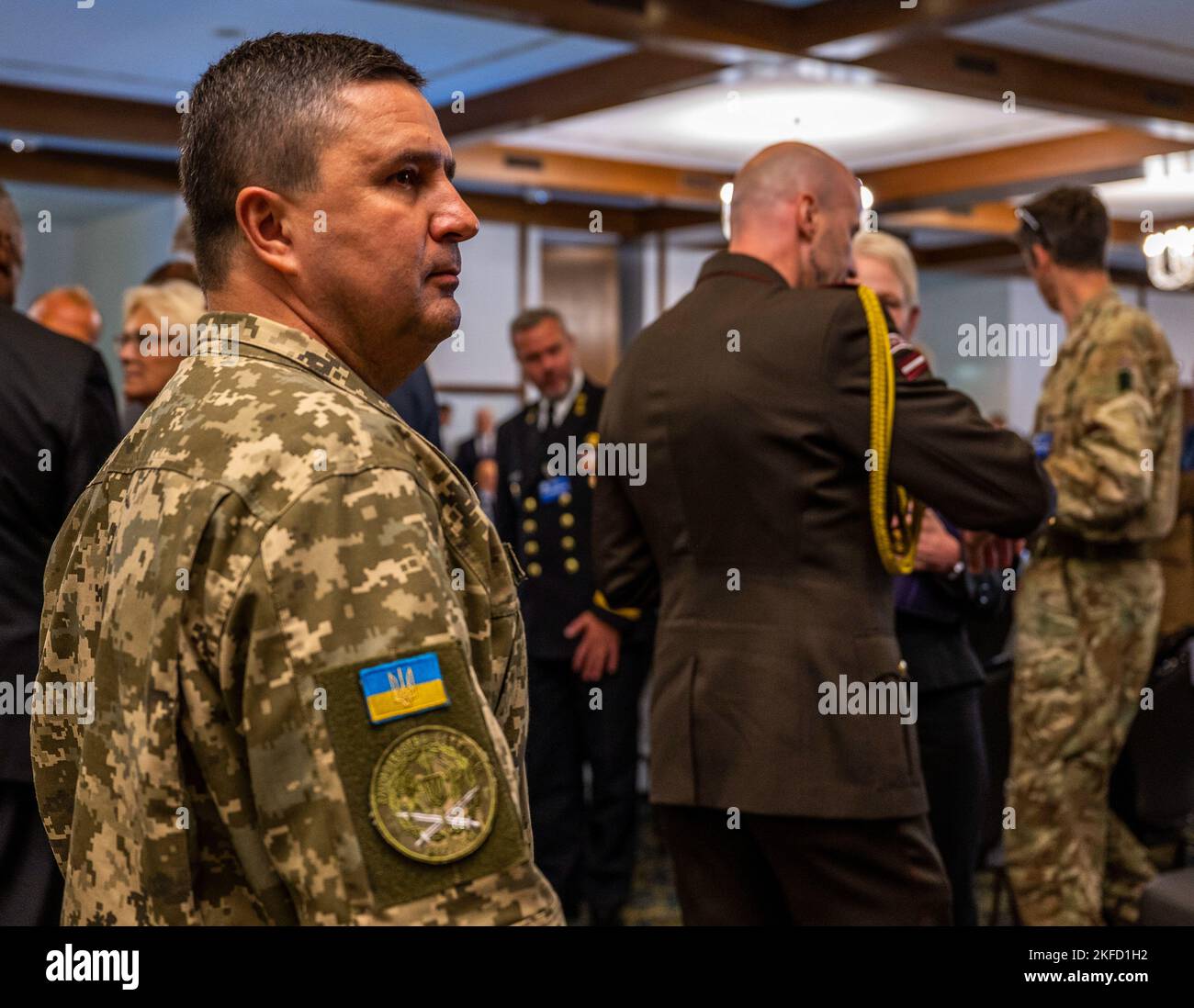 Ein ukrainischer Soldat besucht die Ukraine Defense Contact Group auf dem Ramstein Air Base, Deutschland, 8. September 2022. Verteidigungsminister und Führer aus 50 Ländern nahmen persönlich und virtuell an dem Treffen Teil, um die Unterstützung der NATO-Alliierten und Partner zu diskutieren. Stockfoto