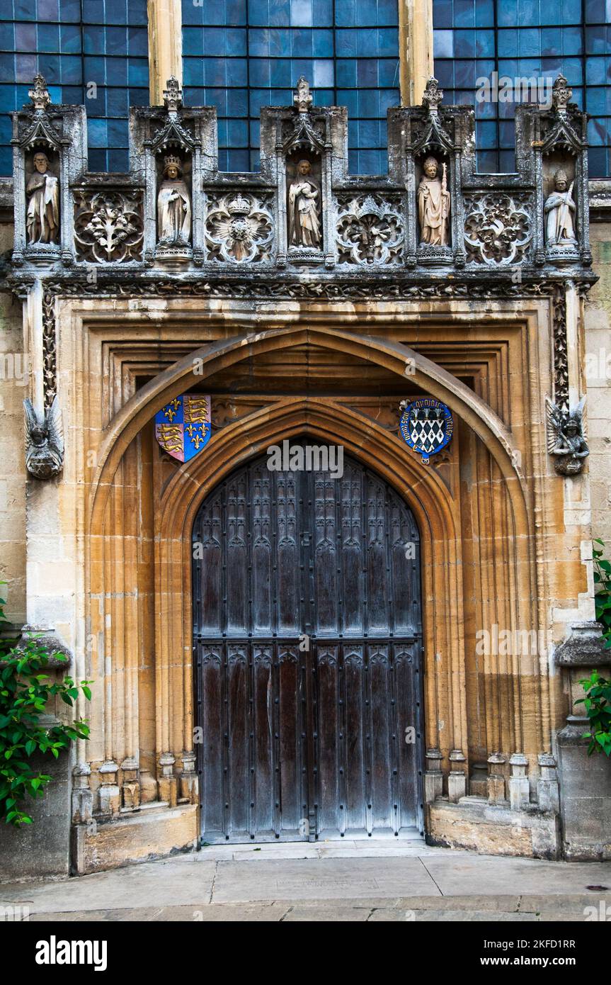 Eine Tür am historischen Magdalen College, Oxford University, England Stockfoto