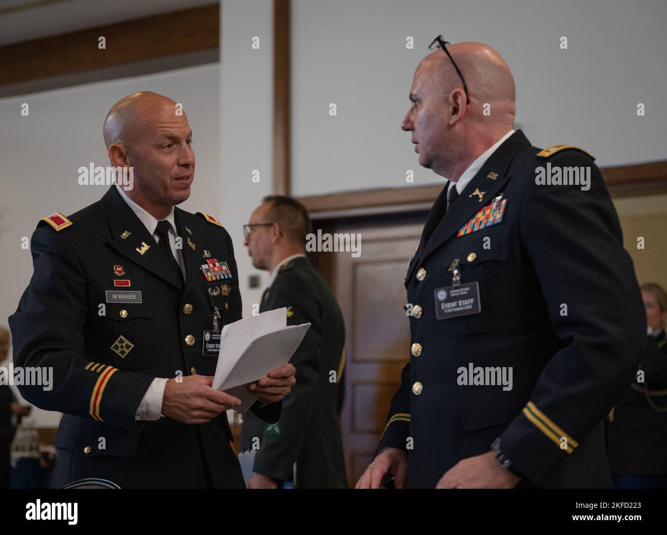 Die Delegierten der Ukraine Defense Contact Group diskutieren Themen während des Treffens auf dem Luftwaffenstützpunkt Ramstein, Deutschland, 8. September 2022. Eine enge Abstimmung zwischen den USA, Alliierten und Partnern ist für die kontinuierliche Überprüfung der Verteidigungskräfte in Europa von entscheidender Bedeutung. Dies ist das zweite Mal, dass die UDCG in Ramstein stattfindet. CJCS, NATO, SECDEF, UDCG, Kontaktgruppe Verteidigung der Ukraine, Stockfoto