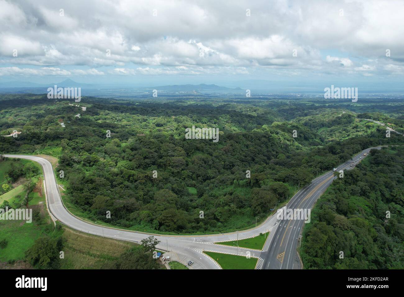 Kreuzung in grüner Nicaragua Landschaft Luftdrohne Ansicht Stockfoto