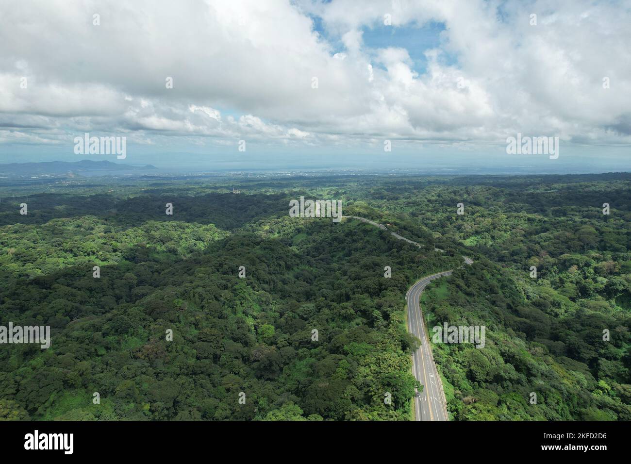 Reisen Sie zum Thema mittelamerika. Straße in grünen Dschungel Landschaft Luftdrohne Ansicht Stockfoto