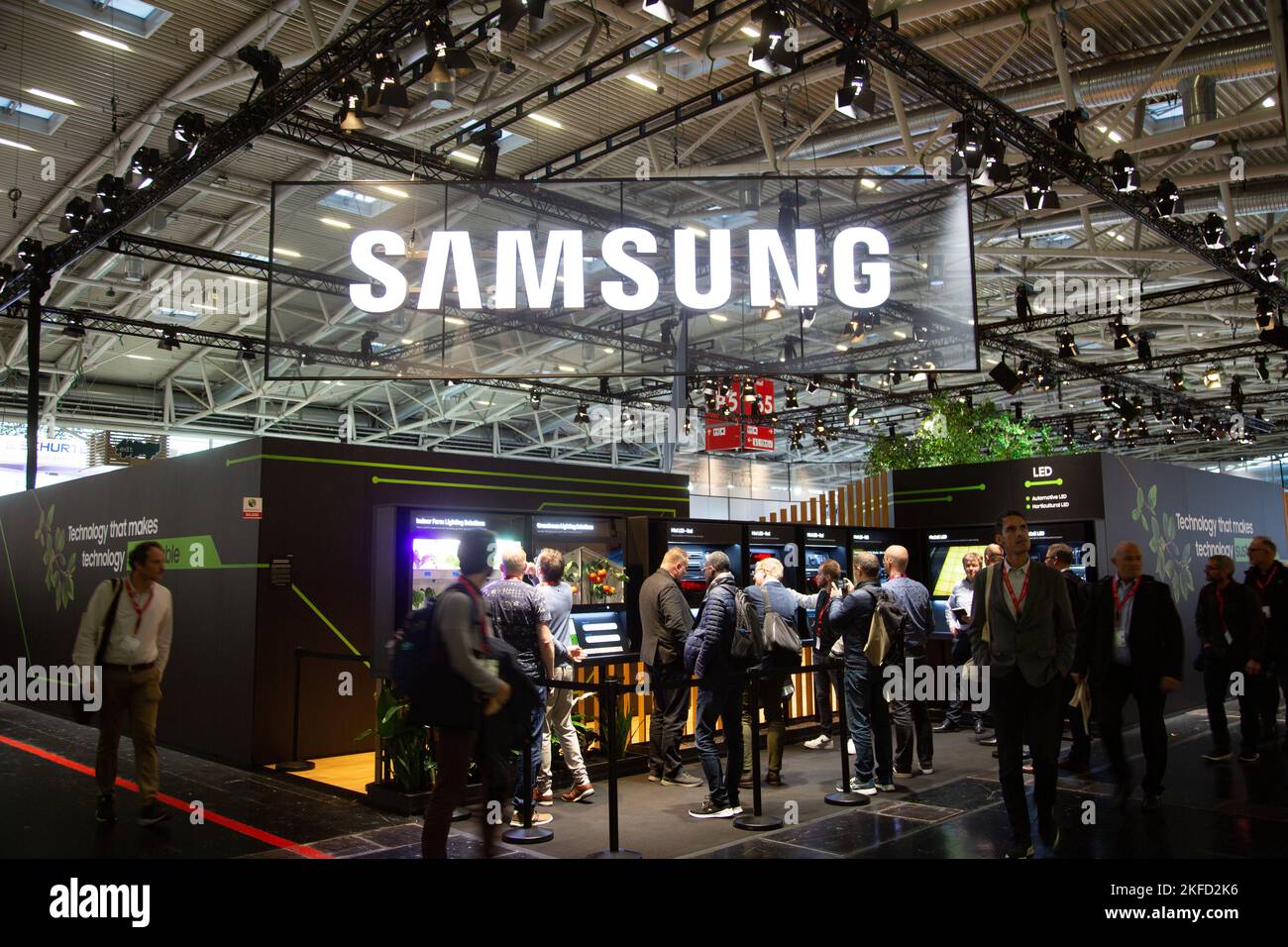 München, Deutschland. 17.. November 2022. Samsung bei der Electronica/Semicon Europa Messe, der Weltleitmesse und Konferenz der Elektronik, in München. -- Samsung auf der Electronica/Semicon Europe, der weltweit führenden Fachmesse und Konferenz für Elektronik, in München, Deutschland. (Foto: Alexander Pohl/Sipa USA) Quelle: SIPA USA/Alamy Live News Stockfoto