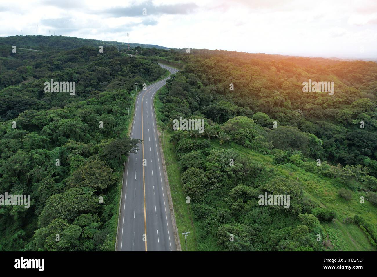 Leere Bergautobahn auf mittelamerika Landschaft Luftdrohne Ansicht Stockfoto