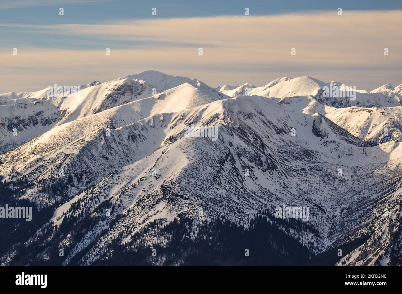 Winterlandschaft in den Bergen. Verschneiten Morgen in den polnischen Tatra-Bergen. Stockfoto