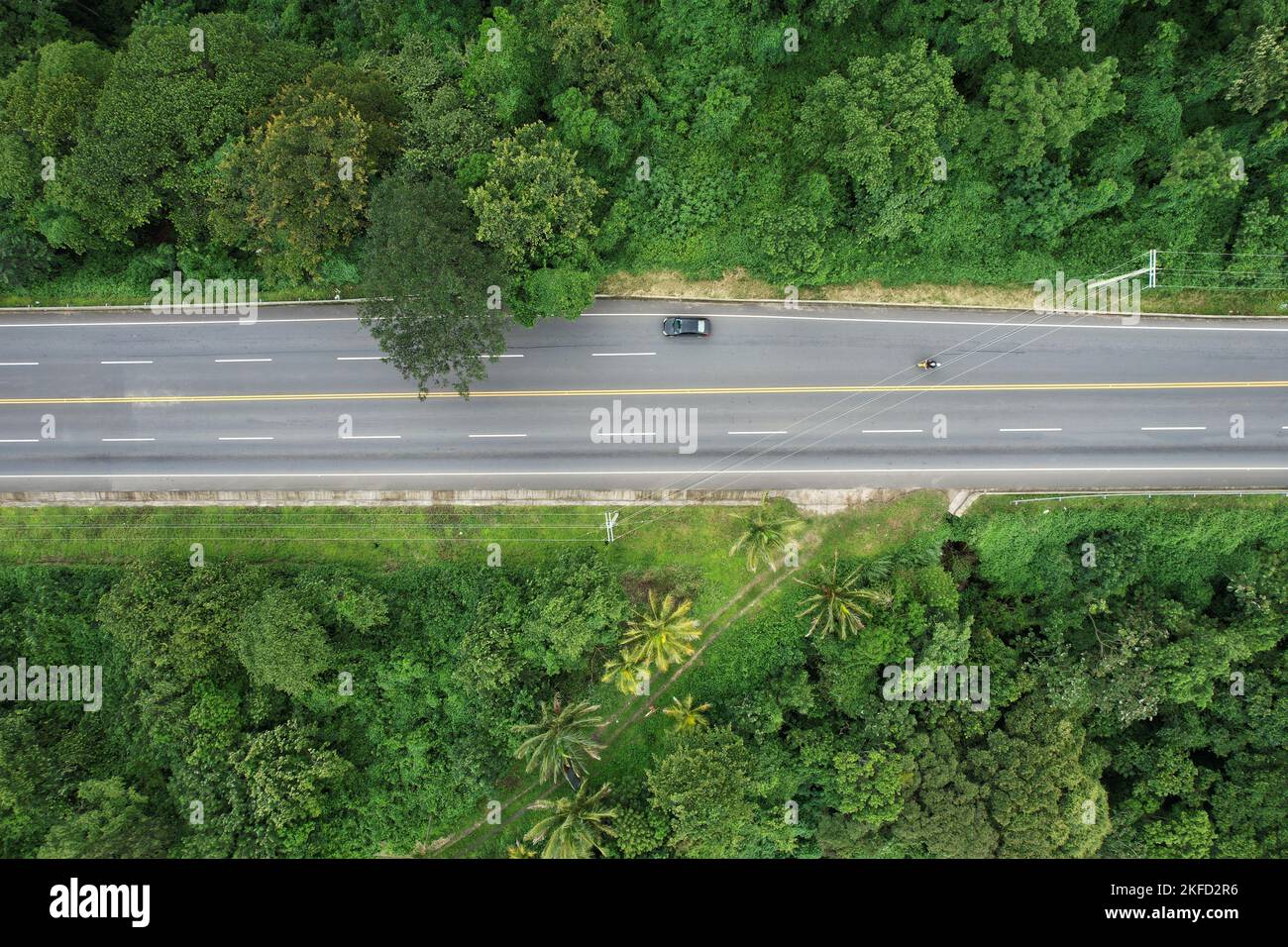 Highway Road über der oberen Drohne Blick um den grünen Dschungel Stockfoto