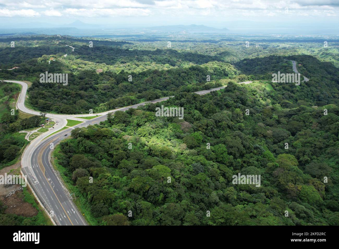 Highway Road auf grünem Dschungel Hintergrund in Mittelamerika Luftdrohne Ansicht Stockfoto