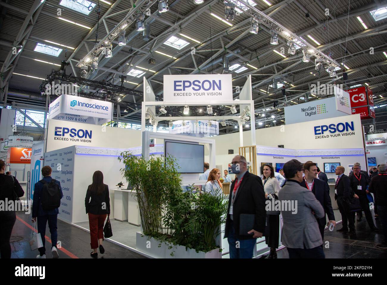 München, Deutschland. 17.. November 2022. Epson bei der Electronica/Semicon Europa Messe, der Weltleitmesse und Konferenz der Elektronik, in München. -- Epson auf der Electronica/Semicon Europe, der weltweit führenden Fachmesse und Konferenz für Elektronik, in München, Deutschland. (Foto: Alexander Pohl/Sipa USA) Quelle: SIPA USA/Alamy Live News Stockfoto