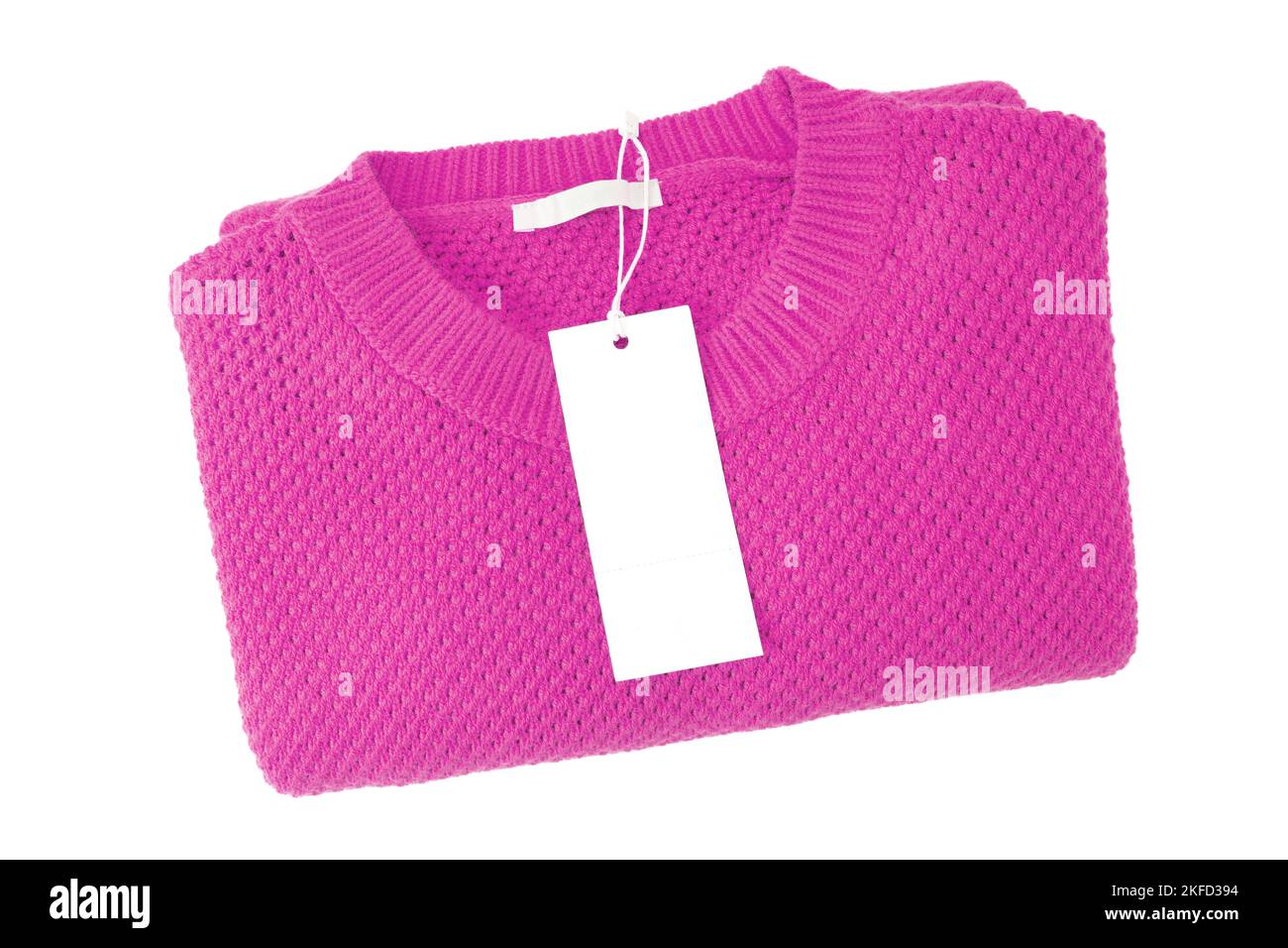 Weiße leere rechteckige Kleidung Tag, Label Mockup Vorlage auf rosa gestrickten Pullover isoliert auf weißem Hintergrund . Preisschild mit Kopierplatz für Stockfoto
